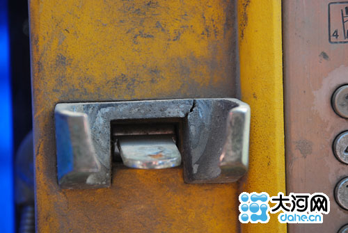 电话亭影响市容成鸡肋 是否拆除引网友热议